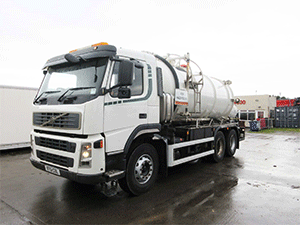 REF 08 - 2006 Volvo Stainless Steel 3000 Gallon vacuum tanker for sale